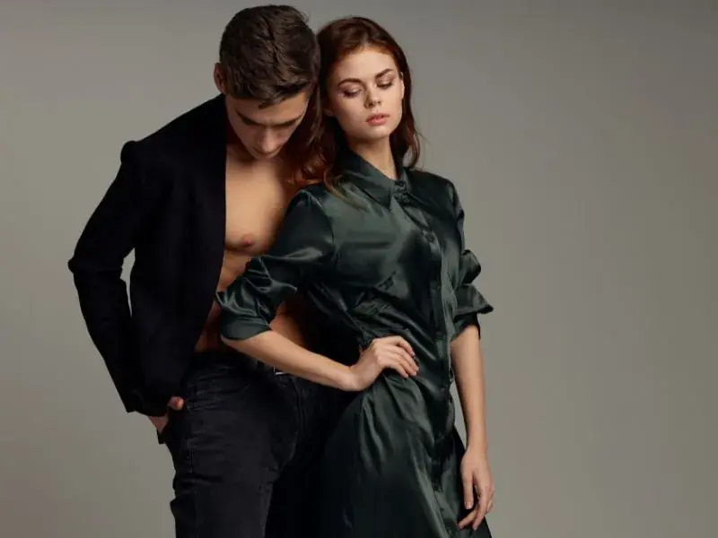 Casal em produção de moda posando em estúdio