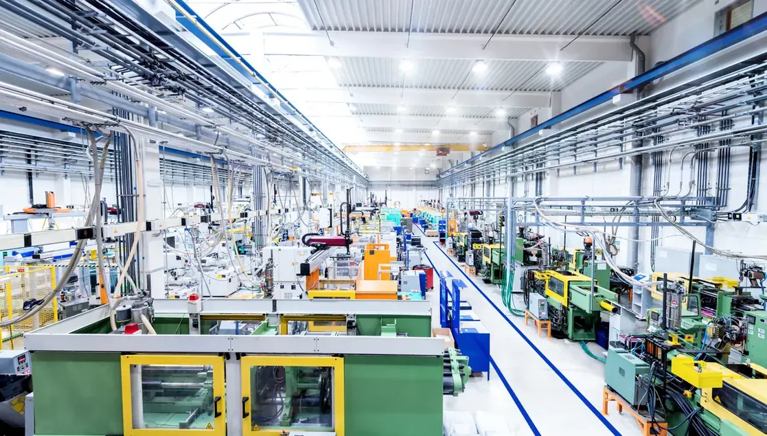 Interior de fábrica com máquinas em fileira